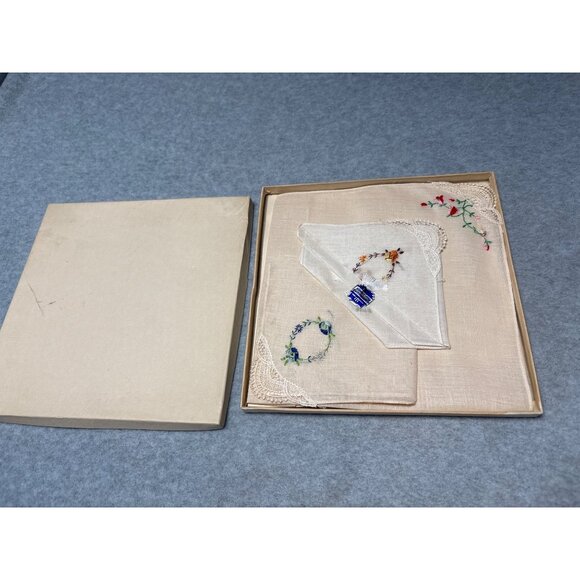 Vintage Handkerchief Set W/ Embroidered Floral Patterns Crochet Lace Edges Origi - Picture 5 of 8